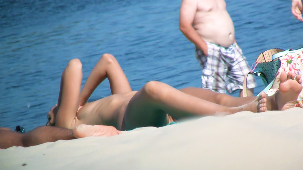 At Our Local Beach – Jana Goes Nude When the Crowd Thins Out