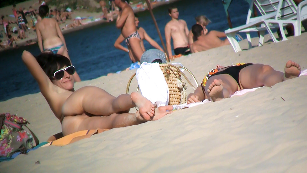 Woman on the nude plage withnice ass