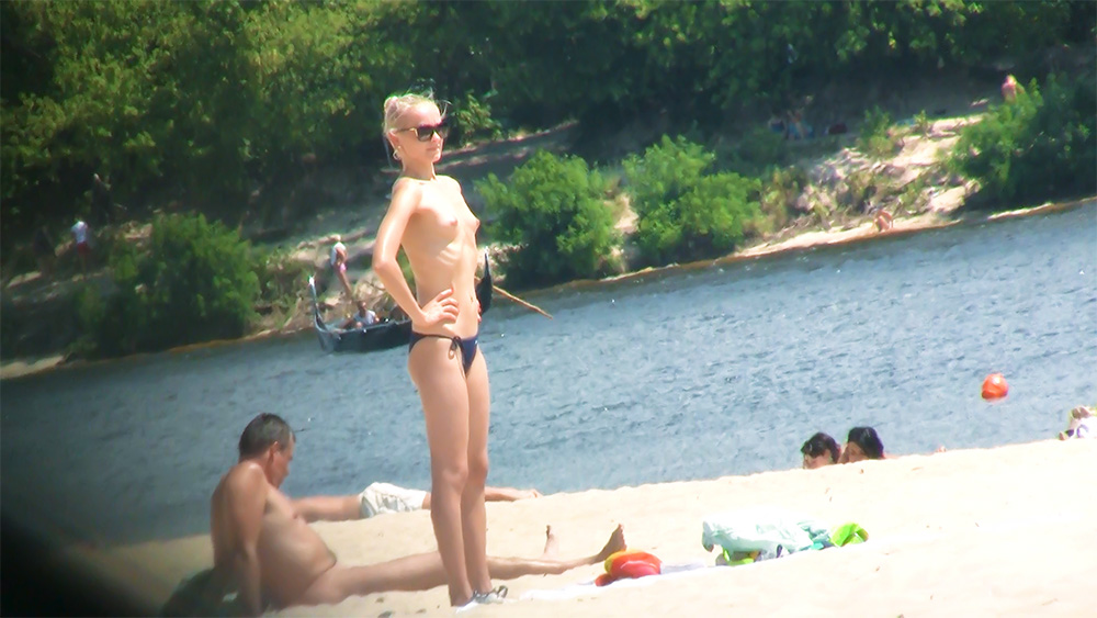 Great boobs and wearing a veeery small tanga, refreshes before showing up herself while taking a walk through the plage.