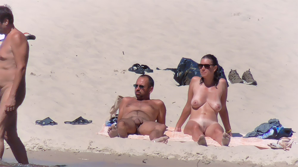 Naaktstrandstel naast een rugzak en sneakers
