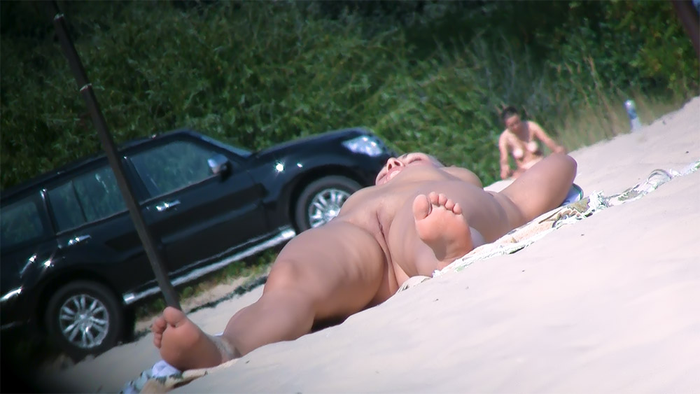 I love to slip off my bikini bottoms when I am on the beach and feel the wind and waves on my cunny.