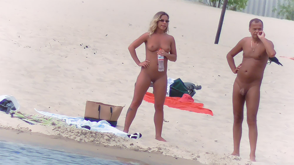 While my husband and I were strolling down the plage he was taking movies of me.
