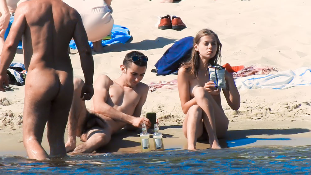 The warmer weather always makes me feel frisky. Let me take you on a sexy plage getaway. Can I be your fantasy? 2