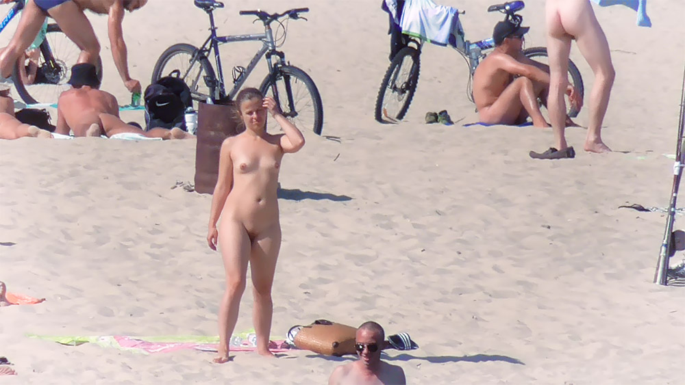 What a beautiful and daring babe .