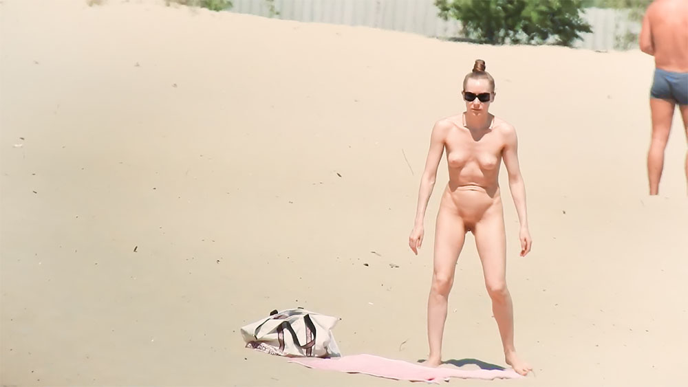 Návštěvnice nudistické pláže s vlasy stočenými do drdolu