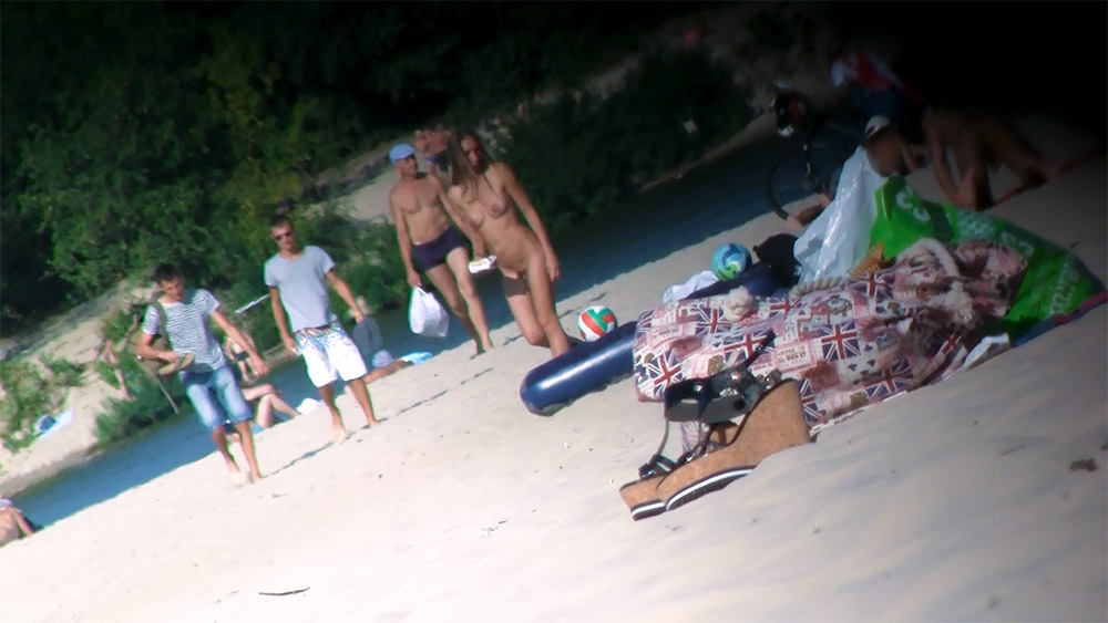 Susan lays out on plage