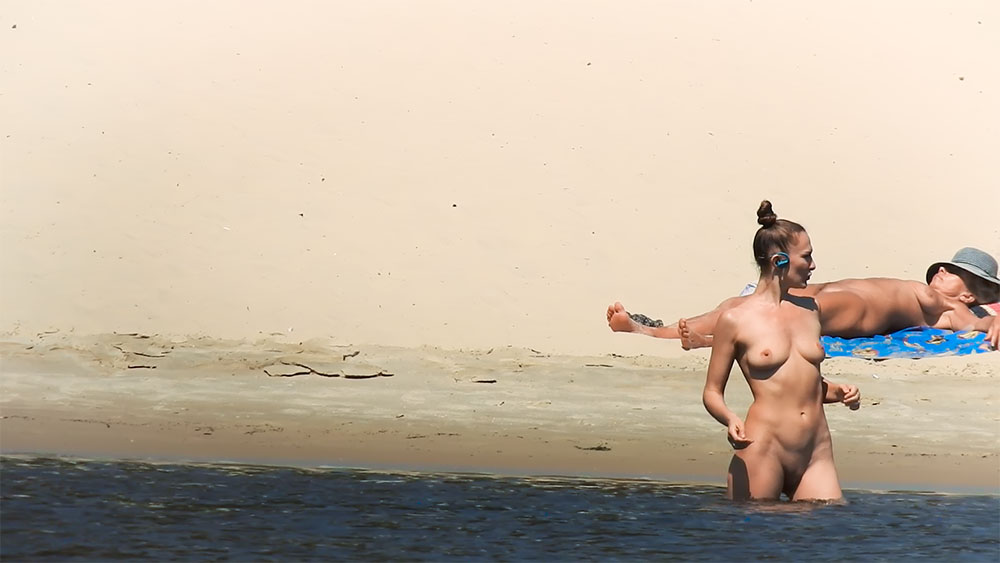 Apenas algumas imagens encantadoras da minha esposa na praia e na água.