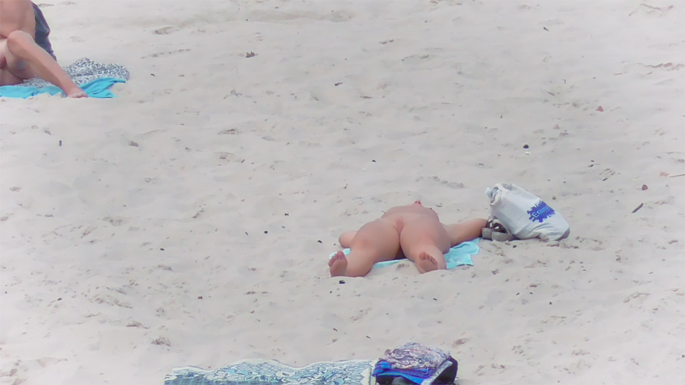 Having a good day at plage. But I wanted to pay attention to those nipples. I love how they change. 2