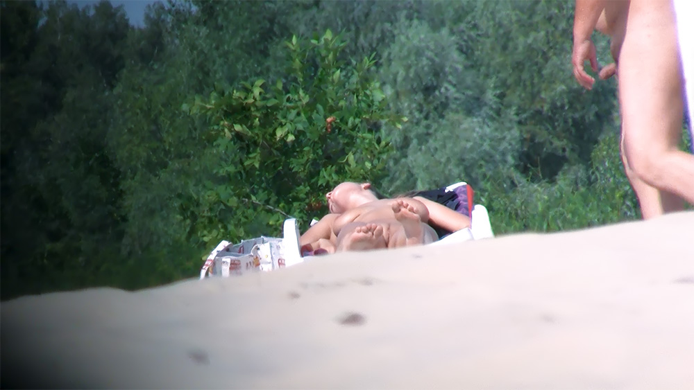 Na pláži bylo horko.