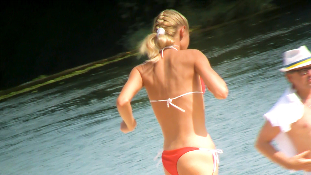 This nude beach girl loves flaunting her seductive curves.