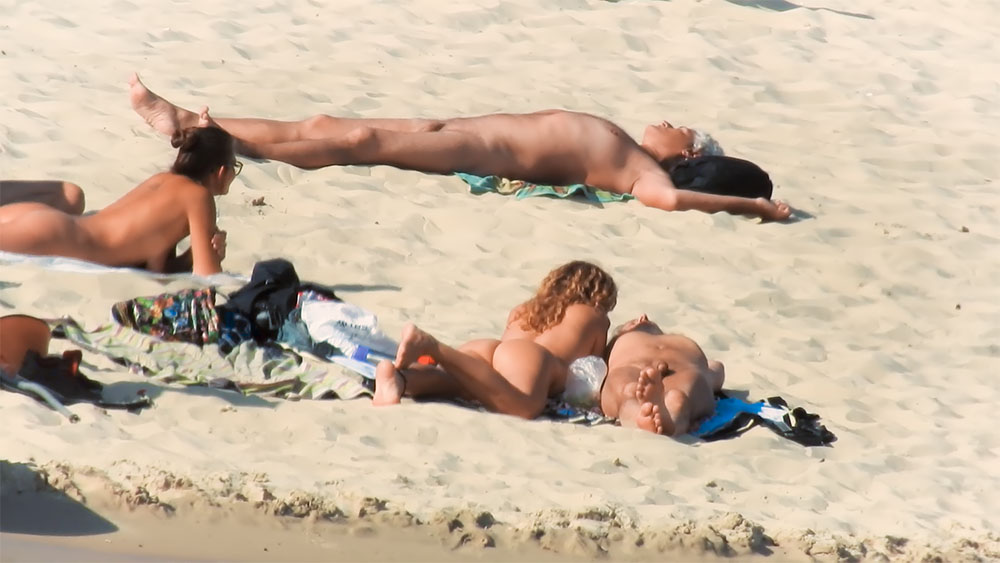 She is the hottest babe on the beach, what a body. Her body is heaven.