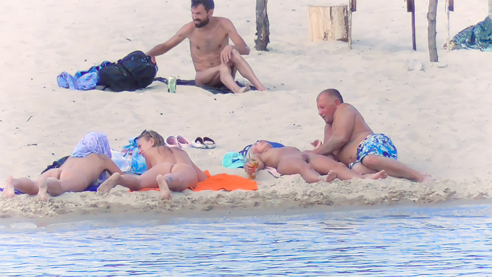 These were taken in last summer. In that day, on the beach, we saw another couple near to us masturbating each other