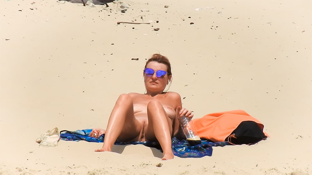 Znowu wybór dziewczyn uchwyconych na plaży dla naturystów.