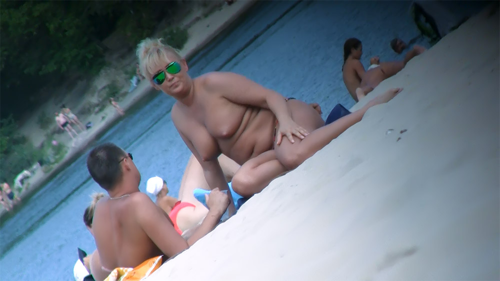 Duas Mulheres em Topless Junto a uma Piscina Luminosa