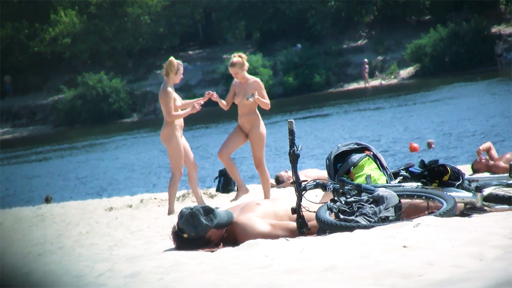Mrs. Robinson met this young stud at a local nude plage. The video speak for themselves.