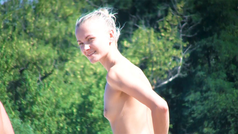 She is the hottest babe on the plage, what a body. Her body is heaven. 2