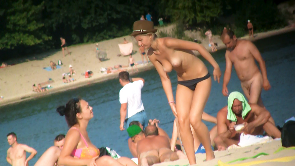 Topless stranddag — blondine en brunette genieten van de kust