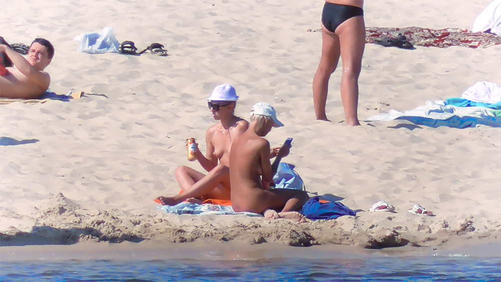 I was setting on the beach and this babe with buddies setting in front of me.