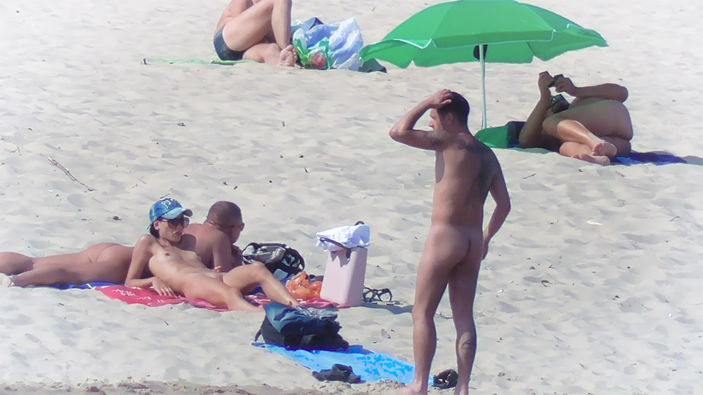 Siamo coppia nudista cerchiamo altre coppie pari interessi.se vi va di contattarci.