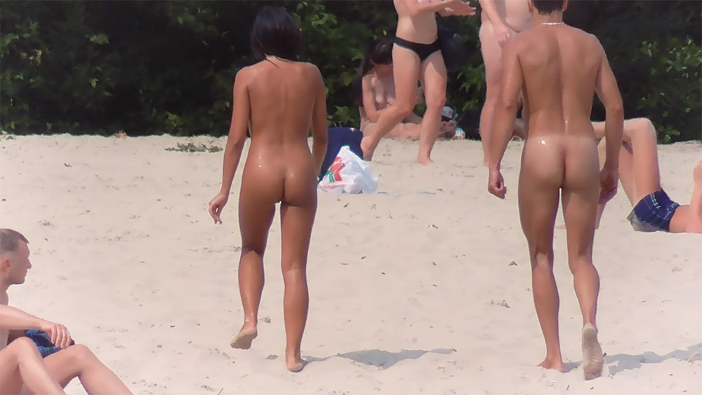 There she was on the plage, with a wonderful ass. She made my day!.