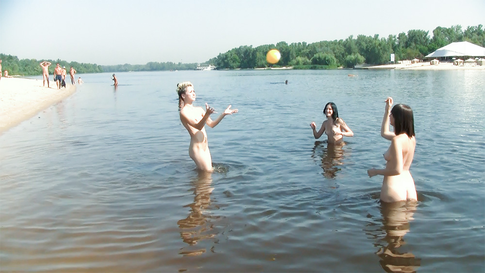 Saw this teens on the beach. Nice hooters and ass, definitely worth the look :).