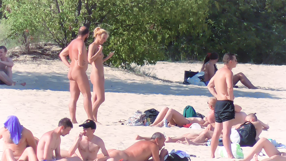 Kelly has great fun as she goes  spends a day at the plage.
