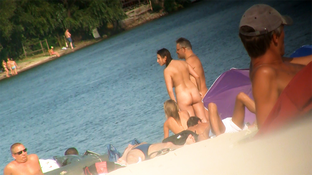 Wonderfull sexylamu' strip herself in a public plage. U can see someone behind the tower that looking this "show". I think that lamu' have a body "to die for!!" Kisses lola.