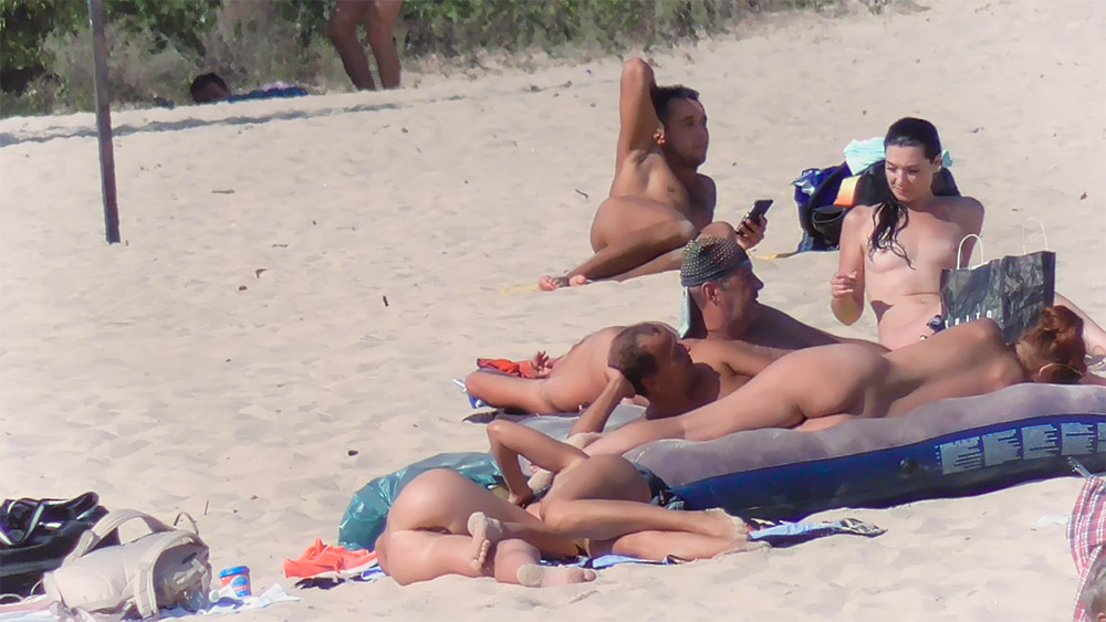 Sześcioro nudystów wokół dmuchanego materaca plażowego