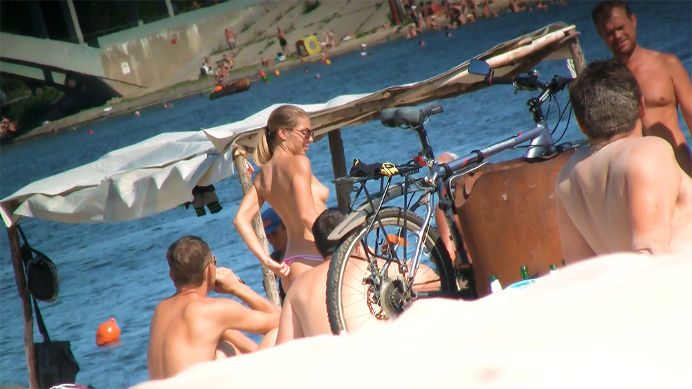 More video of topless chicks I spotted during my short holidays.