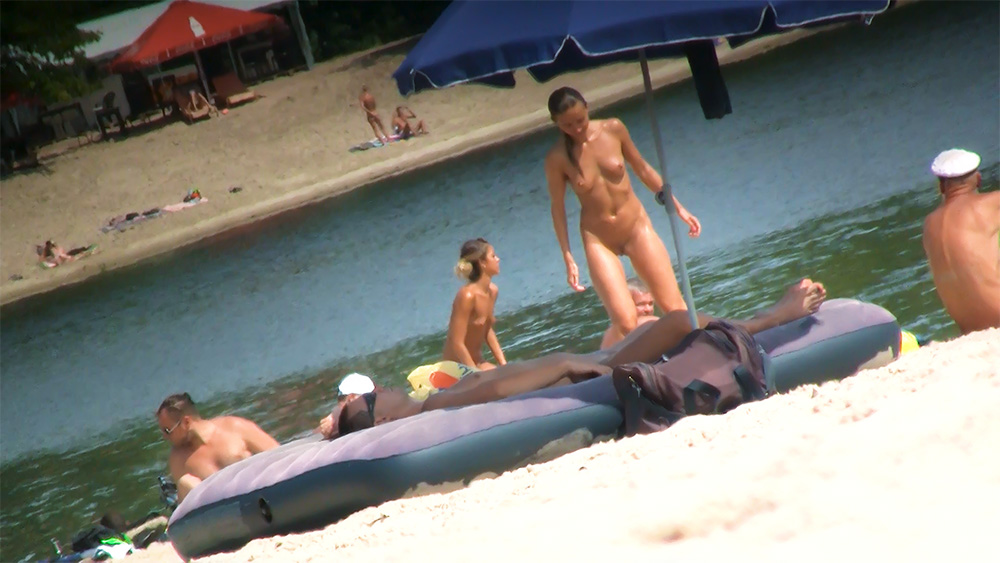 write me your email for send you my advance of new series kisses for you the queen.