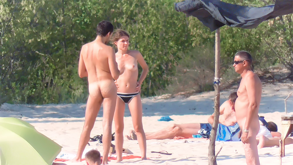 Mercedes, with my coaxing, took it all off at the plage and just flat out did not have to do anything on the strand.but just be herself and be there.