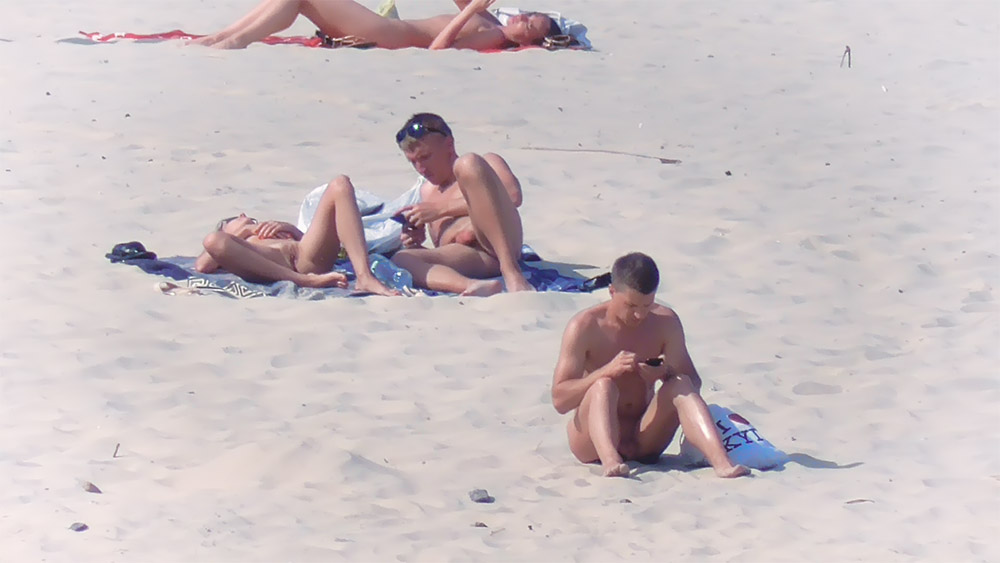 Twee Naturisten Delen een Handdoek op het Zandstrand