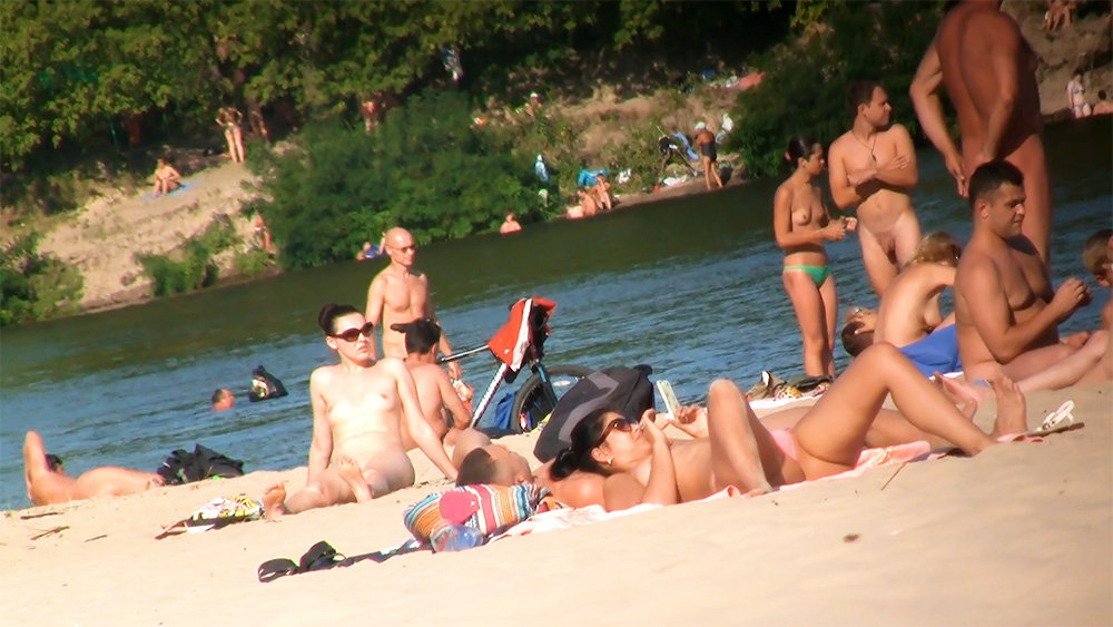 Pět naturistů se sešlo na slunečném břehu řeky