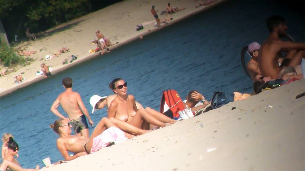 I love being naked and we miss this nude plage!