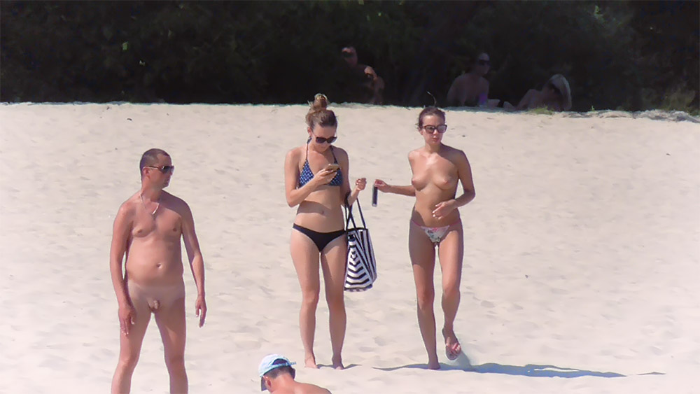 Twee vrouwen op een topless strand in bikinibroekjes