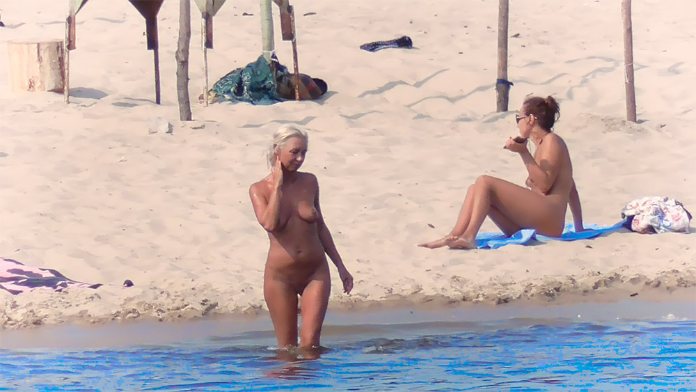 This nude girl happily emerged from the cold water