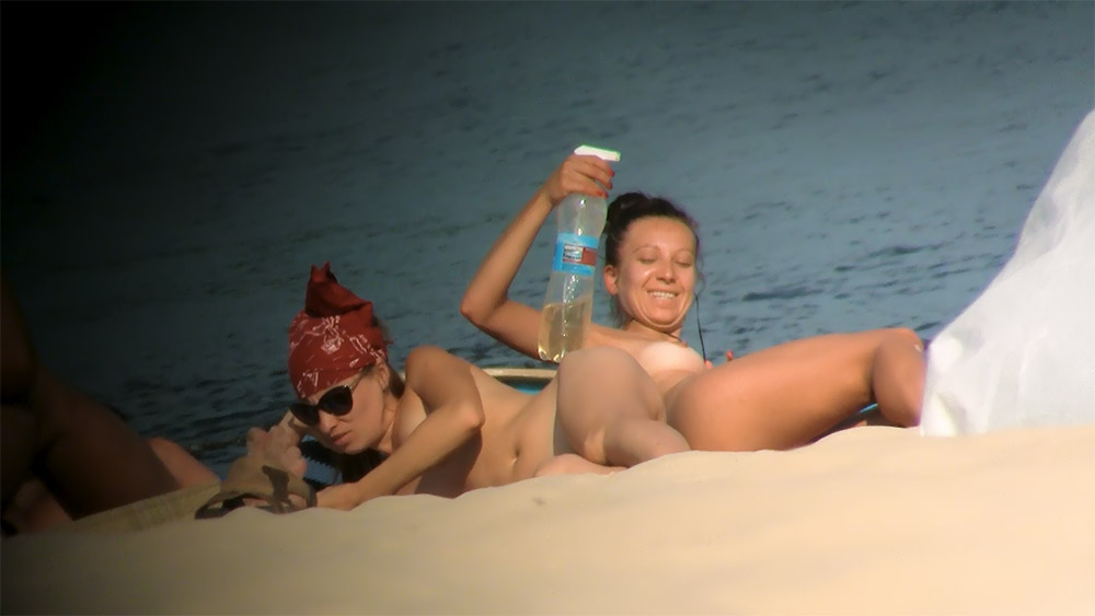 This is my hot & sexy wife. I'm very lucky! I have more vids of her topless at the plage.