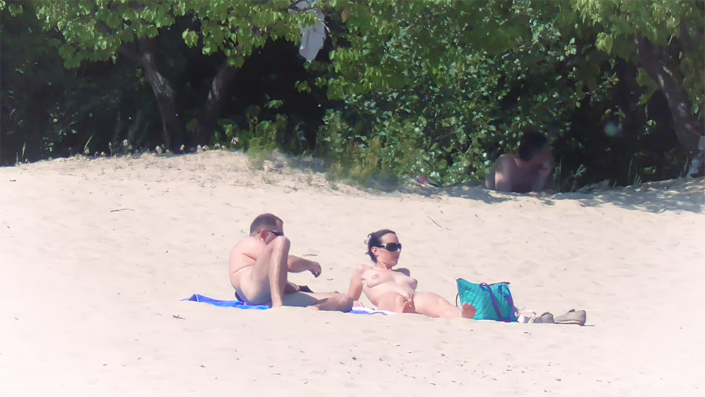 On the plage I saw my neighbour wife. A nice chance to know her a little better. 2