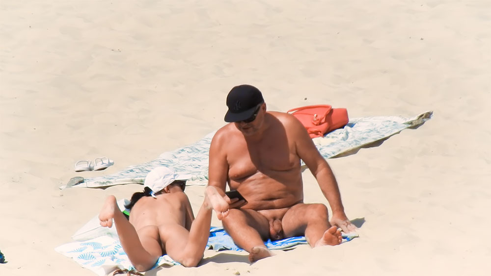 Dvě nudistky odpočívají na osuškách s bílým slunečním kloboukem