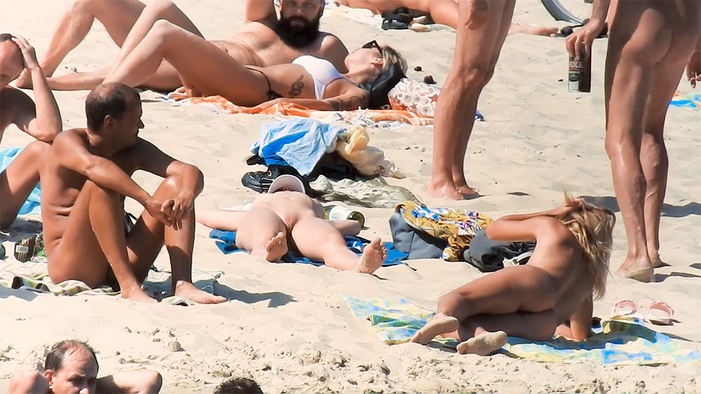 More video from the rare deserted beach with sexy lisa ! Thanks for the feedback - turns her on big time !.