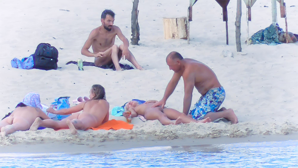 I was setting on the plage and this women with pals were in front of me.