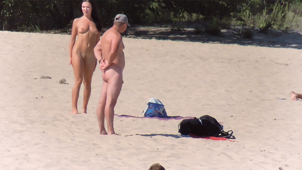 Sensual nude beach girl gets caught on cam as she relaxes