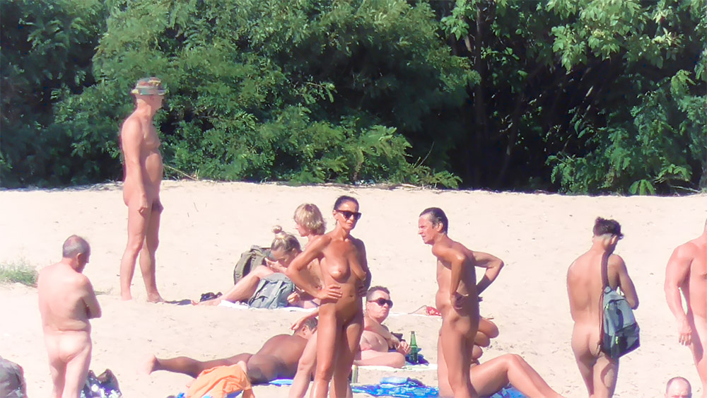 Josexy loves to show her sexy  ass on public beach