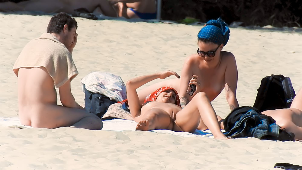 Had all the boys hard while she was on the plage.