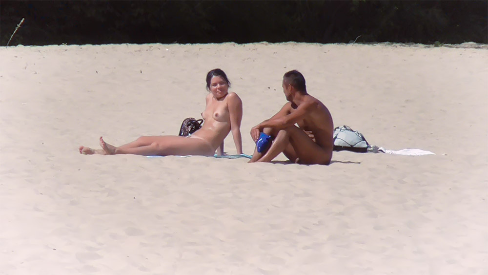 Hello, I bring to you beautiful movies of the beautiful beach naturistas