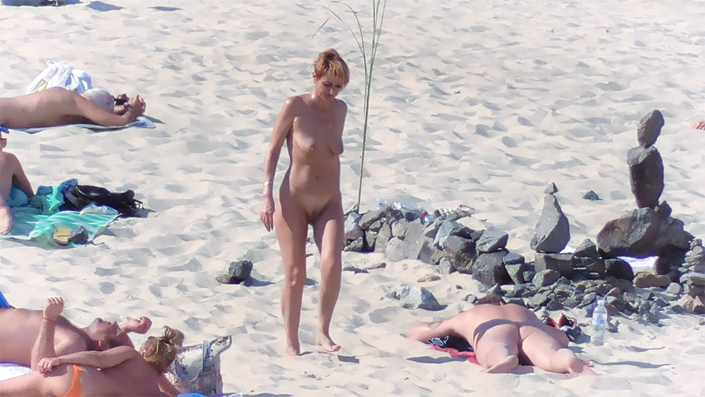 First contri of some hot plage girls, mostly spanish. Almost got busted but managed to get away. Estas grabando mi chica? Guess this is the answer.