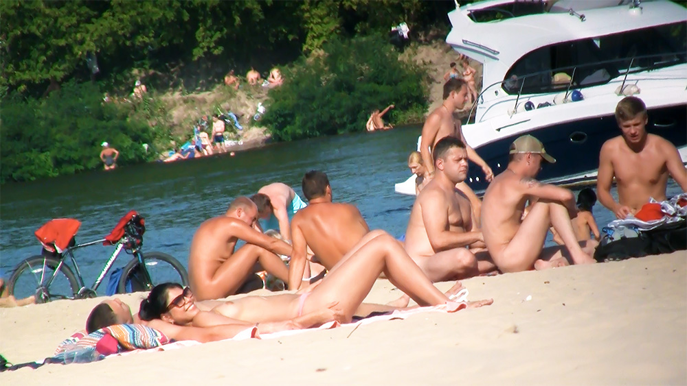 Last week on the plage nearby my home I saw this beautiful preagnant women with her buddies.