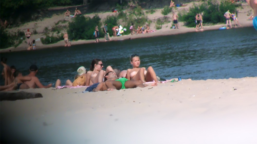 Apparently I'm the only one who didn't bother bringing a bathsuit on the strand, and it makes it easier to feel my pussy under my fingers!.