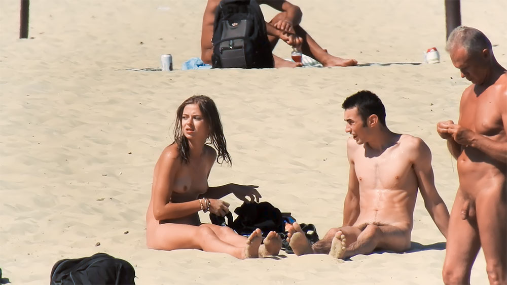 Uwielbia je odsłaniać na plaży naturystów