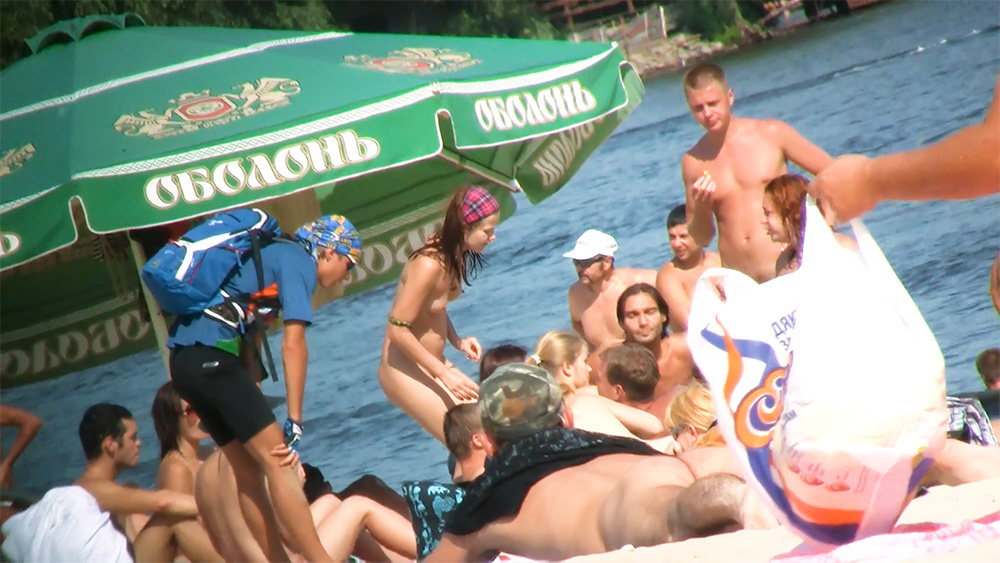 Look around on a sunny strand day and look whats passing by. It's fantastic!. 2